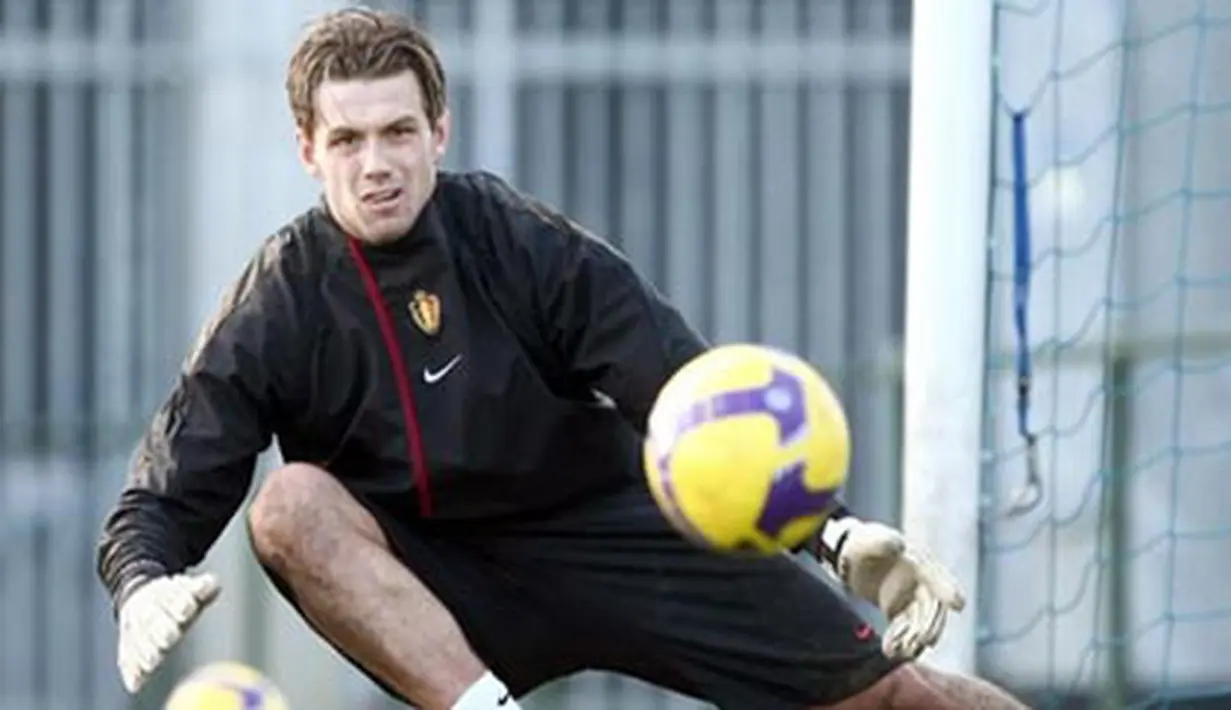 Belgian goalkeeper Logan Bailly during a Belgian National team training session on March 24, 2009 in Genk, to prepare their World Cup soccer qualification match against Bosnia-Herzegovina. AFP PHOTO/YORICK JANSENS