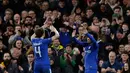 Pemain Chelsea Willian melakukan selebrasi dengan rekan setimnya Cesc Fabregas usai mencetak gol ketiga saat melawan Hull City dalam pertandingan Piala FA Inggris di stadion Stamford Bridge di London (16/2). (AP Photo / Alastair Grant)