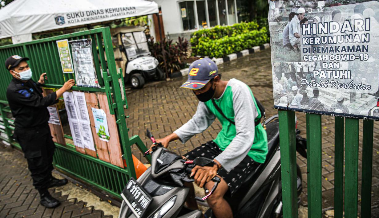 Pesan imbauan untuk menghindari kerumunan terpasang pada pagar di Tempat Pemakaman Umum (TPU) Karet Bivak, Jakarta, Minggu (27/6/2021). Pemerintah Provinsi DKI Jakarta membatasi aktivitas dan kunjungan ke TPU hingga 5 Juli 2021 untuk menekan penularan COVID-19. (Liputan6.com/Faizal Fanani)