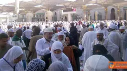 Citizen6, Arab Saudi: Suasana usai sholat Jumat di masjid Nabawi, Kota Madinah yang dipenuhi oleh para Haji. (Pengirim: Aribowo)
