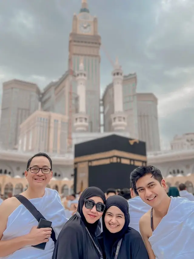 Teuku ryan tampil berbeda saat umroh. (credit:instagram.com/teukuryantr)