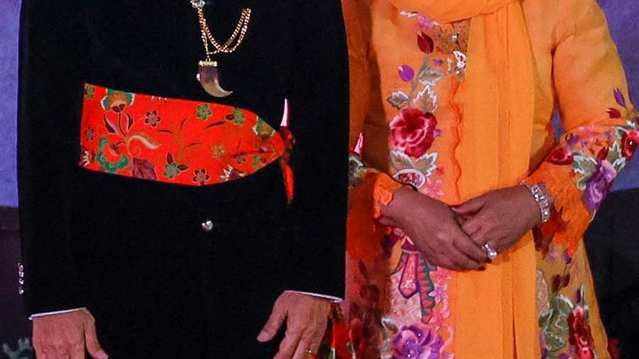 Presiden Jokowi dan Ibu Negara Iriana tampil serasi dengan baju adat Betawi. Mirip abang none DKI.