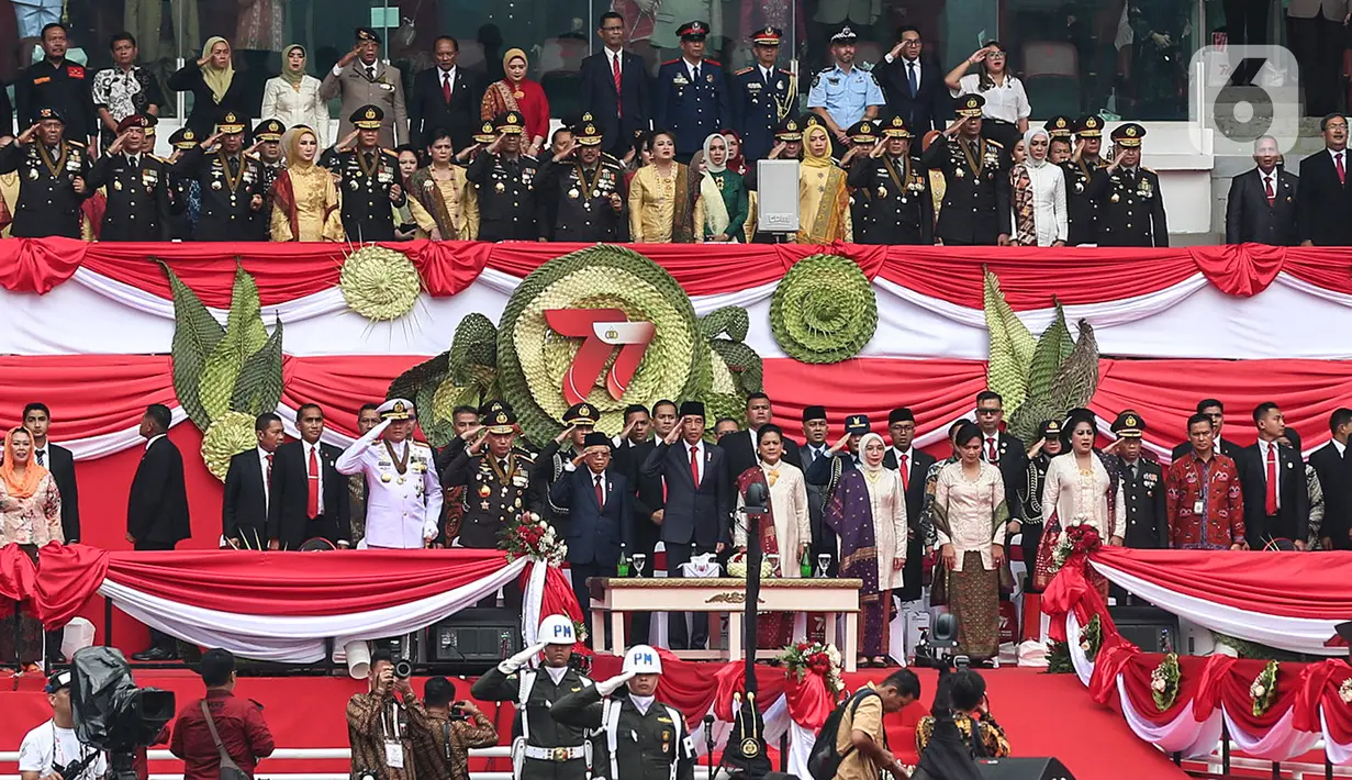 <p>Presiden Joko Widodo atau Jokowi (tengah) bersama Ibu Negara Iriana beserta Wakil Presiden Ma'ruf Amin bersama istri Wury Estu Handayani menghadiri HUT ke-77 Bhayangkara di Stadion Utama Gelora Bung Karno (SUGBK), Jakarta, Sabtu (1/7/2023). Jokowi menjadi inspektur upacara pada acara tersebut. (Liputan6.com/Johan Tallo)</p>