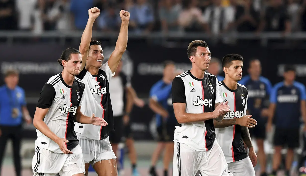 Pemain Juventus berselebrasi setelah mengalahkan Inter Milan dalam laga International Champions Cup 2019 di Nanjing Olympic Sports Center Gymnasium, China (24/7/2019). Juventus menang adu penalti atas Inter Milan 4-2 (1-1). (Li Bo/Xinhua via AP)