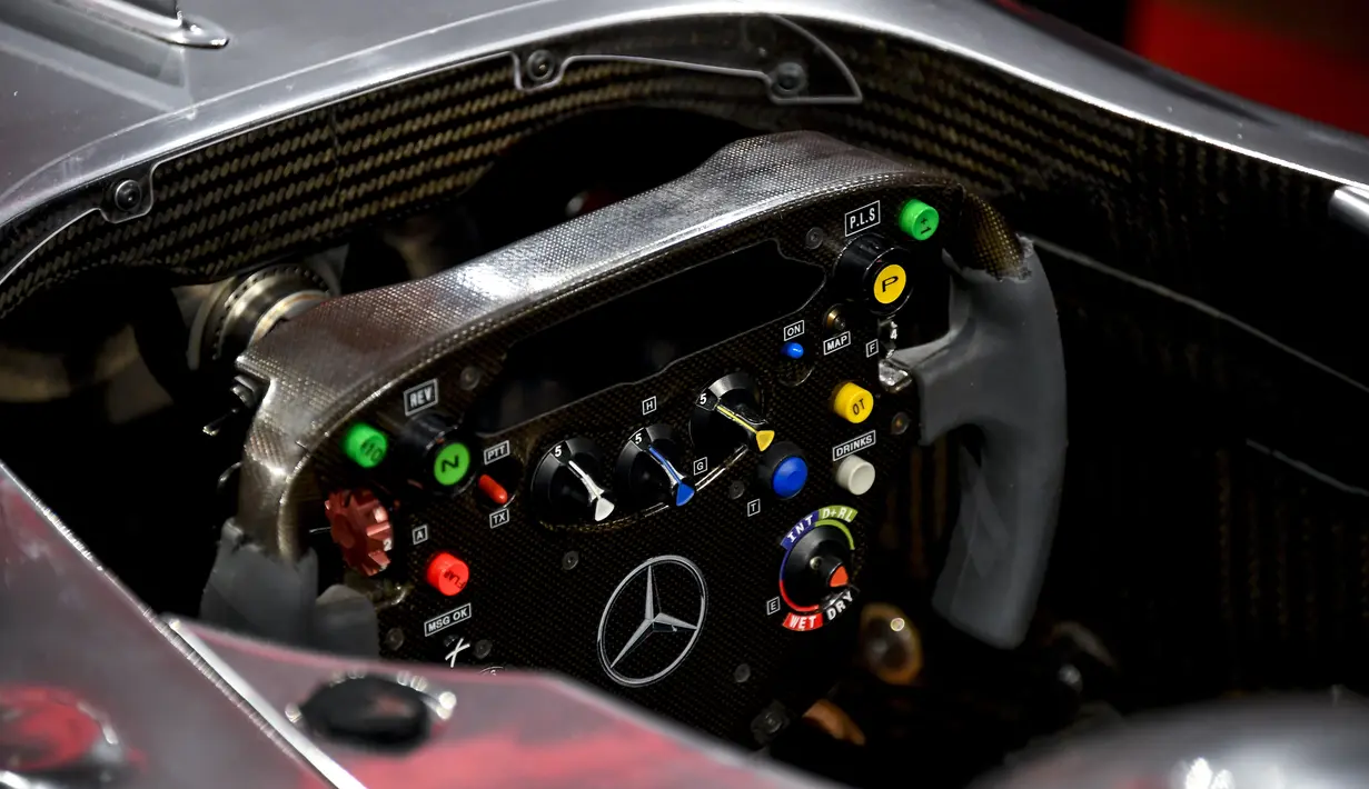 Bagian dalam mobil McLaren MP4-25A Mercedes yang dikendarai Lewis Hamilton pada GP Turki 2010, di Sotheby London, Selasa (18/5/2021). Mobil yang pernah membawa Hamilton menjadi juara dunia pada 2010 itu diperkirakan akan laku sekitar Rp 71,5 miliar hingga Rp 100 miliar. (AP Photo/Alberto Pezzali)