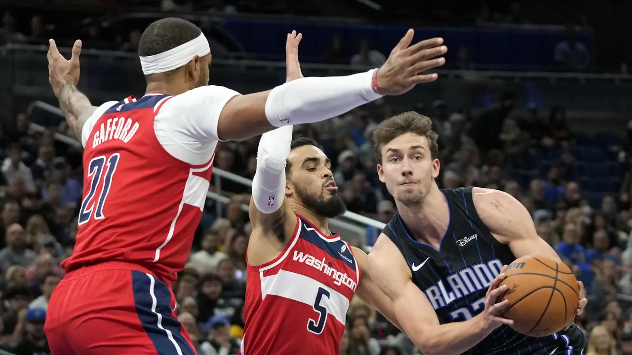 Pemain Orlando Magic Franz Wagner (kanan) menerobos pertahanan Wizards pada lanjutan NBA