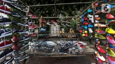 Pedagang sepatu menata barang dagangannya di Tanah Abang, Jakarta Selasa (5/1/2021). Pemerintah mengalokasikan anggaran untuk program pemulihan ekonomi nasional (PEN) 2021 mencapai Rp 403,9 triliun, naik dari rencana sebelumnya sebesar Rp372,3 triliun. (Liputan6.com/Johan Tallo)