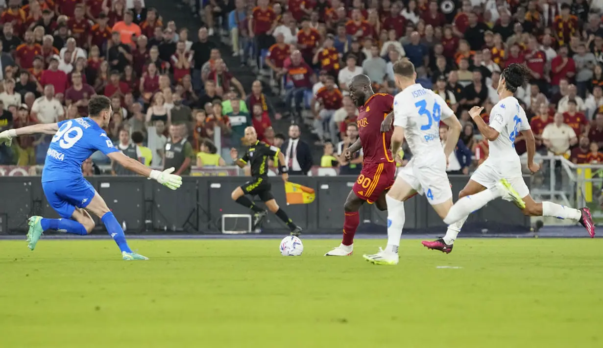 Pemain AS Roma, Romelu Lukaku, mencetak gol ke gawang Empoli pada laga Liga Italia di Stadion Olimpico, Roma, Senin (18/9/2023). AS Roma menang dengan skor telak 7-0. (AP Photo/Alessandra Tarantino)
