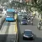 Jalur Transjakarta hanya boleh dilintasi bus Transjakarta, mobil berpelat RI, pemadam kebakaran, serta ambulance.