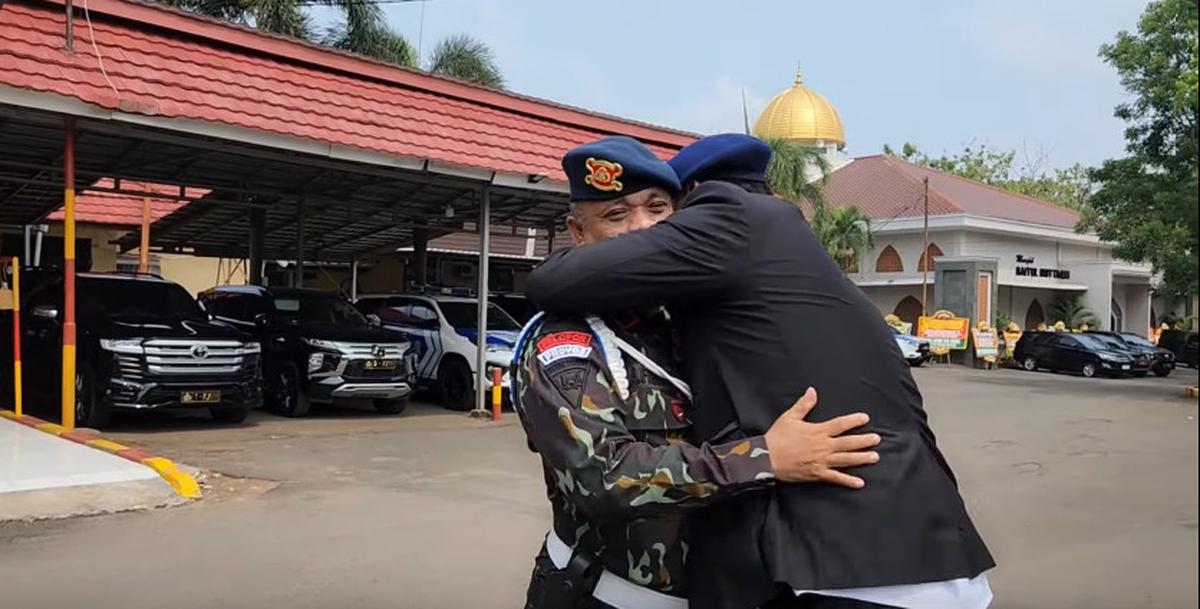 Sukses Jadi Anggota Dewan, Regen Abdul Aris Rangkul Sang Komandan Brimob Sambil Menangis Sesenggukan