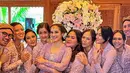 <p>Siraman dilanjutkan ke malam Midodareni. Chelsea Islan berganti pakaian mengenakan kebaya Jawa panjang warna lilac dan kain Batik warna coklat. @iluminen.</p>