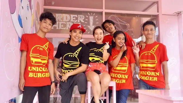 Melissa Karim dan staff Unicorn Burger