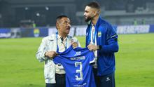 Persib Bandung resmi memperkenalkan Layvin Kurzawa sebagai bagian dari Maung Bandung untuk putaran kedua BRI Super League 2025/2026 di Stadion Gelora Bandung Lautan Api, Minggu (25/1/2026). (Bola.com/Erwin Snaz)