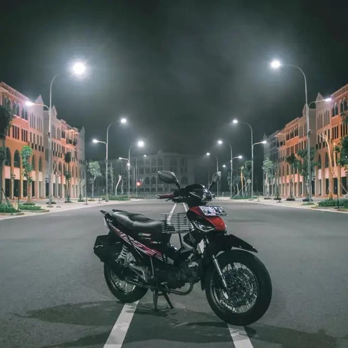 Tampil dengan ban yang berukuran besar dan tebal, Honda Supra X ini siap melibas berbagai medan. Instagram.com/@@ronald_nald16