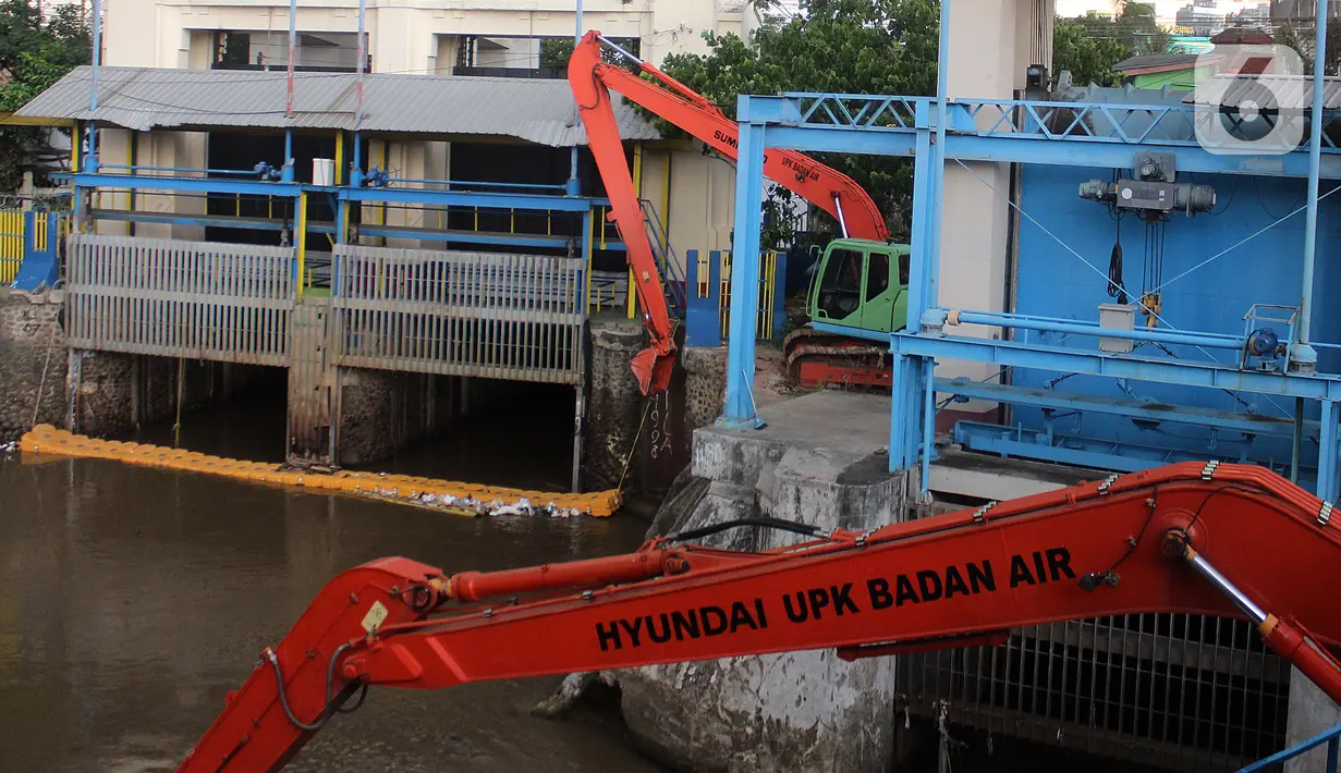 Kondisi air yang melintasi Pintu Air Manggarai, Pegangsaan, Menteng, Jakarta Pusat, Selasa (23/11/2021). Pintu Air Manggarai juga dilengkapi dengan alat ukur curah hujan digital, sensor tinggi muka air, ruang monitoring, CCTV, dan panel surya. (Liputan6.com/Johan Tallo)