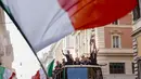 Hiruk-pikuk keramaian, kibaran bendera hingga lantang suara nyanyian para fans semakin membuat penyambutan sang pahlawan di Kota Roma semakin semarak. (Foto:AP/Riccardo De Luca)