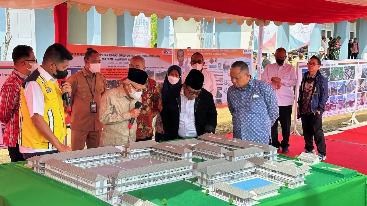 Wakil Presiden (Wapres) Ma’ruf Amin mengunjungi SMKN 1 Rangas, Mamuju, Sulawesi Barat dalam rangka meninjau proyek rehabilitasi dan rekonstruksi pasca gempa.