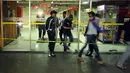 Beberapa orang keluar dari dalam Mall ITC TC Depok, Jawa Barat, Selasa dini hari (24/2/2015). Sebuah ledakan kecil terjadi di Mall ITC Depok pada Senin (23/2/2015). (Liputan6.com/Helmi Fithriansyah)
