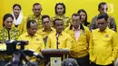 Ketua Umum Partai Golongan Karya (Golkar) Bahlil Lahadalia (tengah) saat mengumumkan pengurus baru Dewan Pimpinan Pusat (DPP) Partai Golkar periode 2024-2029 di kantor DPP Partai Golkar, Jakarta Barat, Kamis (7/11/2024). (Liputan6.com/Angga Yuniar)