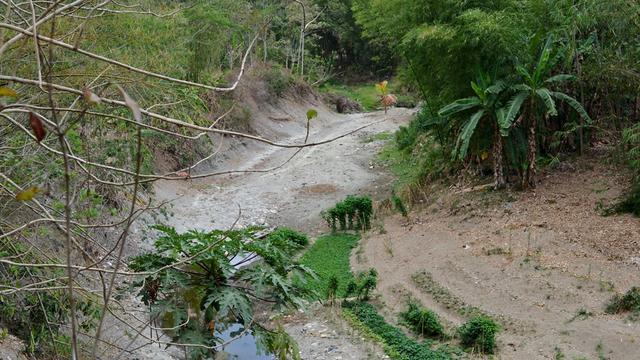 Sungai mengering pada musim kemarau panjang dan kondisi kekeringan ekstrem. ( Foto: Liputan6.com/Muhamad Ridlo).