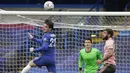 Bek Chelsea, Ben Chilwell (kiri) menyundul bola dari ancaman pemain Sheffield United dalam laga perempatfinal Piala FA 2020/2021 di Stamford Bridge, London, Minggu (21/3/2021). Chelsea menang 2-0 atas Sheffield United. (AP/Kirsty Wigglesworth)