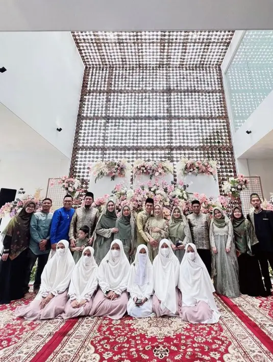 Acara itu dihadiri santriwati muda yang merupakan siswa dari pesantren miliki kakak Ria Ricis. (Instagram/okisetianadewi).