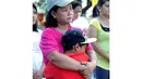 Saling peluk antara ibu dan anak mewarnai acara Hari Ibu yang diadakan di sebuah taman di pinggiran kota Manila, (11/5/2014). Hal ini menunjukkan rasa cinta dan hormat seorang anak kepada ibunya. (AFP PHOTO/Jay Directo)