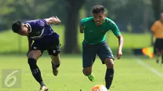 Pemain Timnas Indonesia U-22, Sadil Ramdani (kanan) berlari berebut bola dengan pemain Persita saat laga uji coba di Lapangan SPH Karawaci, Tangerang, Selasa (25/4). Timnas Indonesia U-22 unggul 2-1. (Liputan6.com/Helmi Fithriansyah)