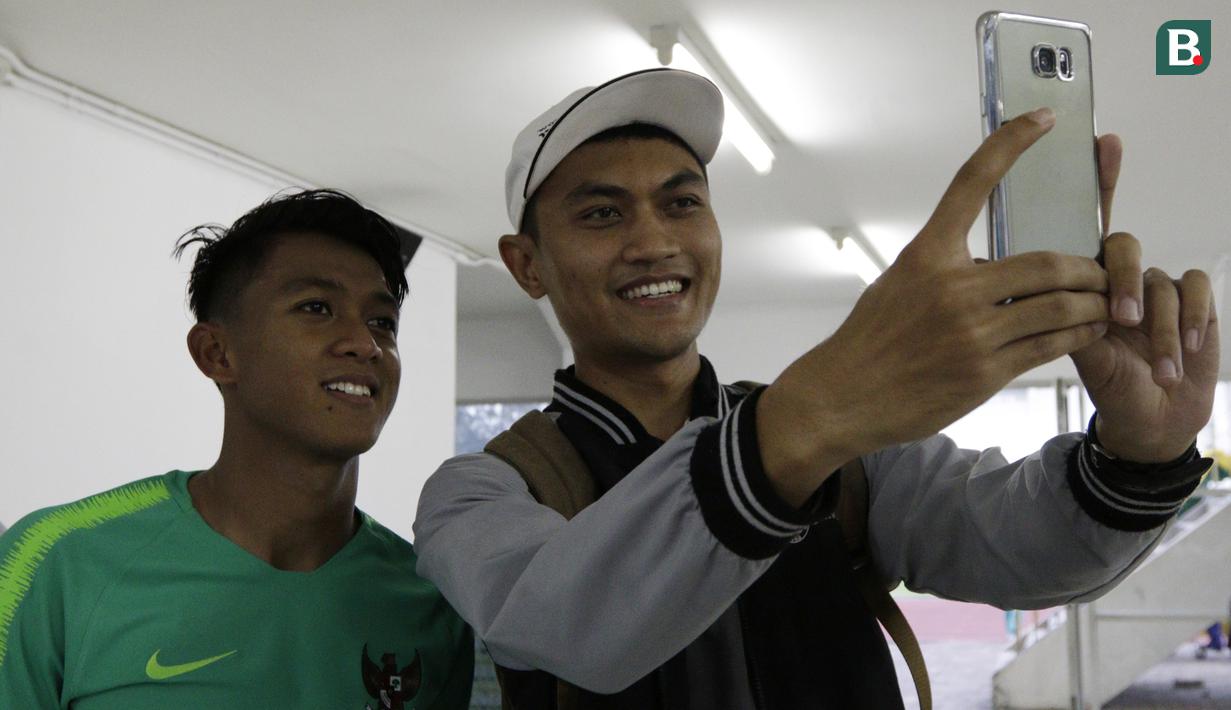 Pemain Timnas Indonesia, Febri Hariyadi, foto bersama fans usai latihan di Universitas Kasetsart, Bangkok, Kamis (15/11). Latihan ini persiapan jelang laga Piala AFF 2018 melawan Thailand. (Bola.com/M. Iqbal Ichsan)