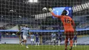 Kiper Chelsea, Edouard Mendy menepis bola tendangan penalti striker Manchester City, Sergio Aguero pada pertandingan lanjutan Liga Inggris di Stadion Etihad di Manchester, Sabtu (8/5/2021). Manchester City telah mengumpulkan 80 poin dari 35 pertandingan. (Shaun Botterill /Pool via AP)