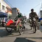 Pengayuh becak mencari penumpang di Kawasan Pasar Rajawali, Pademangan, Jakarta Utara, Senin (8/10). Pemprov DKI Jakarta berencana merevisi Peraturan Daerah (Perda) Nomor 8 Tahun 2007 tentang Ketertiban Umum. (Liputan6.com/Herman Zakharia)