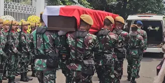 Duka menyelimuti kakak beradik, Ira dan Ari Wibowo. Ayahanda dua artis senior ini, R. Wibowo Wirjodiprodjo meninggal dunia pada Sabtu, 14 Oktober 2023, pukul 18.30 WIB. Jenazah di makamkan di Taman Makam Pahlawan (TMP) Kalibata Minggu (15/10) secara militer. [Instagram/ariwibowo_official]