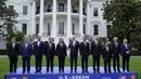 Presiden Joko Widodo (kelima kanan) bersama Presiden AS Joe Biden (tengah) dan Pemimpin Asia Tenggara dari Perhimpunan Bangsa-Bangsa Asia Tenggara (ASEAN) foto keluarga untuk KTT Khusus ASEAN-AS di Halaman Selatan Gedung Putih di Washington, DC pada 12 Mei 2022. (AP Photo/Susan Walsh)
