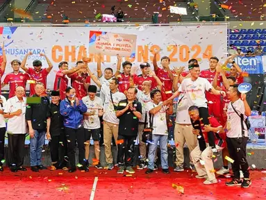 Tim putra Tectona Bandung merayakan keberhasilan menjuarai Bolavoli Nusantara Cup 2024 setelah membungkam Bintang Mahameru Sejahtera Bekasi dengan skor 3-1 (25-19, 25-18, 22-25, 25-20) pada laga final di GOR UNY Yogyakarta, Minggu (24/3/2024). (Dokumentasi PBVSI)