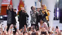 Aksi panggung Backstreet Boys saat menghibur penonton  ABC "Good Morning America" di SummerStage di Rumsey Playfield, Central Park, New York (13/7). (AFP Photo/Michael Loccisano)