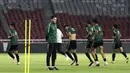 Pelatih Timnas Indonesia, Simon McMenemy, mengamati pemainnya saat latihan di SUGBK, Jakarta, Jumat (14/6). Latihan ini persiapan jelang laga persahabatan melawan Vanuatu. (Bola.com/Yoppy Renato)