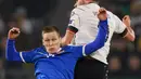 Gelandang Liechtenstein Livio Meier (kiri) berebut bola dengan pemain depan Jerman Kevin Volland pada Kualifikasi Piala Dunia 2022 Zona Eropa di Volskwagen Arena, Jumat (12/11/2021) dinihari WIB. Die National Mannschaft -julukan Jerman- menang 9-0 atas tamunya tersebut. (Odd ANDERSEN / AFP)
