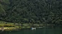 Siapa yang tak kenal keindahan Danau Toba yang merupakan salah satu destinasi wisata prioritas Indonesia. Tapi siapa sangka di pinggir Danau Toba ada sebuah desa yang keindahannya tak kalah dari New Zealand.