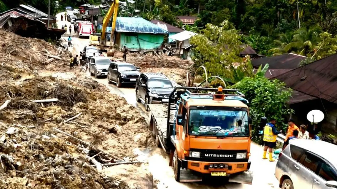 Sejumlah kendaraan melintas jalur Tarutung-Sibolga di Dusun Sibalanga, Desa Sibalanga, Kecamatan Adiankoting, Kabupaten Tapanuli Selatan, Provinsi Sumatera Utara (Sumut).