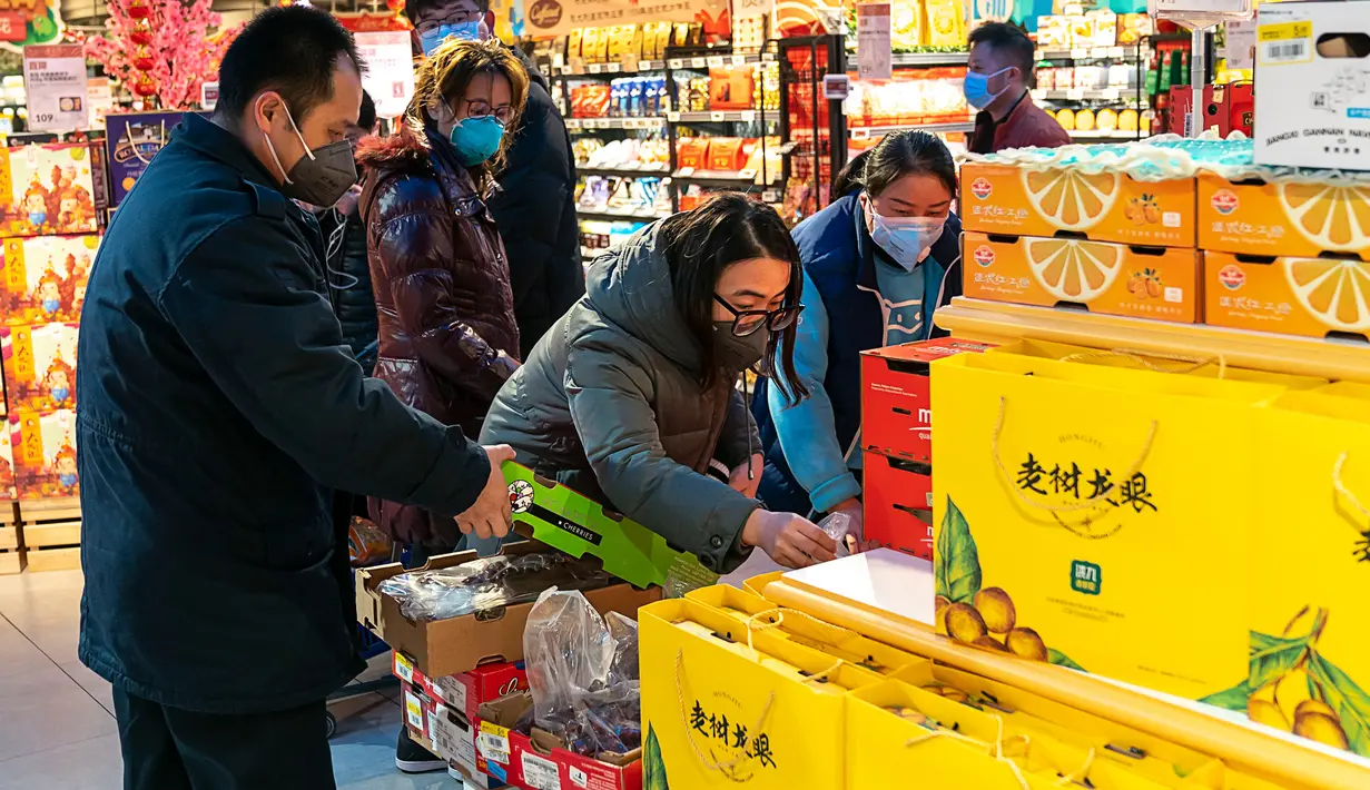 Para penduduk berbelanja di sebuah pasar swalayan di Wuhan, Provinsi Hubei, China tengah, pada 27 Januari 2020. Warga di Wuhan tetap menjalani kehidupan sehari-hari mereka saat upaya terus dilakukan untuk mengendalikan wabah coronavirus baru. (Xinhua/Xiong Qi)