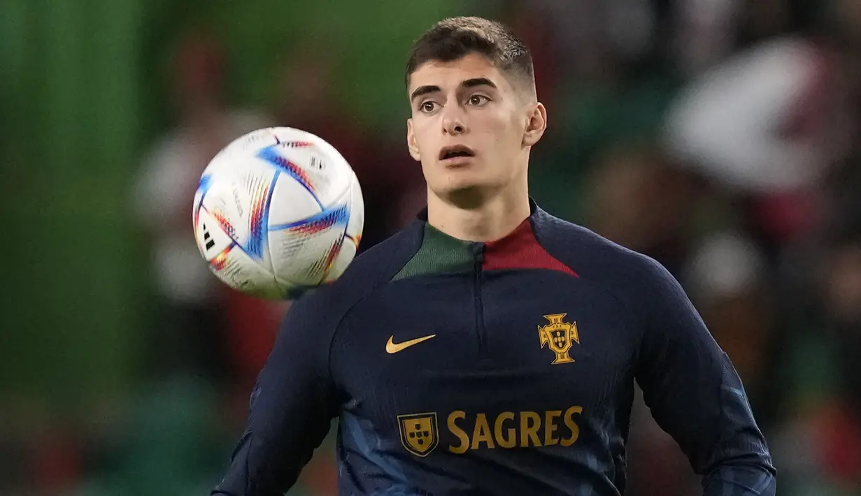Antonio Silva. Bek tengah Portugal berusia 19 tahun yang baru saja dipromosikan dari tim U-23 ke tim utama Benfica pada awal musim 2022/2023 ini merupakan produk asli Akademi Benfica yang mulai menghuni akademi sejak 2018/2019. Ia langsung menjadi pilihan utama Benfica di kompetisi domestik maupun Eropa. Atas catatan tersebut, pelatih Timnas Portugal Fernando Santos memasukkannya ke dalam skuad Portugal ke Piala Dunia 2022, meskipun akhirnya belum diturunkan dalam dua laga awal Timnas Portugal di fase grup. (AP/Armando Franca)