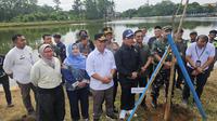 Menteri Lingkungan Hidup&nbsp;Hanif Faisol Nurofiq saat menyambangi Situ Jatijajar, Depok. (Liputan6.com/Dicky Agung Prihanto) (Liputan6.com/Dicky Agung Prihanto)