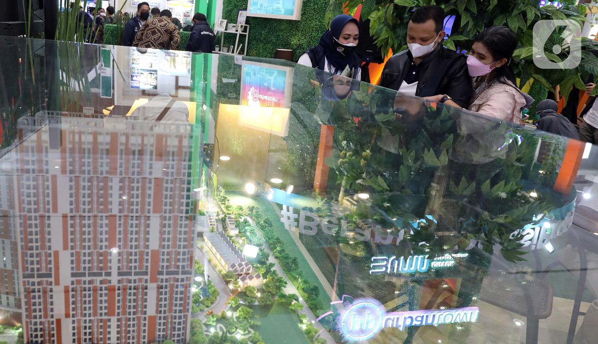 Pengunjung mendapat penjelasan mengenai hunian saat pameran Indonesia Properti Expo di Jakarta Convention Centre, Jakarta, Minggu (15/5/2022). Indonesia Property Expo atau IPEX 2022 dilaksanakan pada 15 hingga 22 Mei mendatang. Pameran tersebut melibatkan  41 developer/pengembang yang terdiri dari 11 pengembang subsidi dan 30 pengembang non subsidi. (Liputan6.com/Johan Tallo)