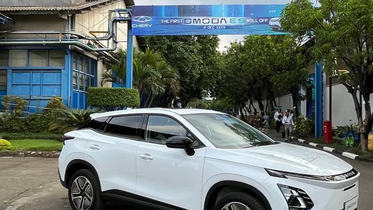 Ketua Dewan Pengarah TKN Prabowo-Gibran Belanja 12 Mobil Listrik Omoda E5 Made in Bekasi