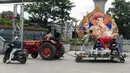 Warga membawa patung Dewa Ganesha di Hyderabad, India, Kamis (9/9/2021). Patung dewa Hindu berkepala gajah tersebut banyak dijual jelang Festival Ganesh Chaturthi. (NOAH SEELAM/AFP)