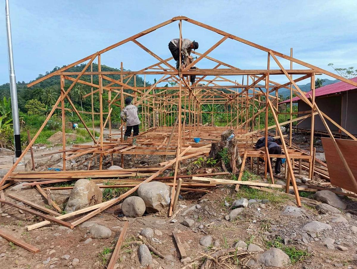 FOTO: Hunian Sementara Dibangun untuk Warga Terdampak Bencana di Pauh Padang