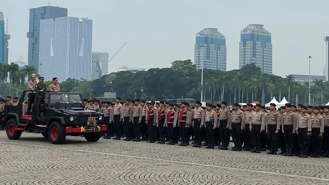 Kapolri Jenderal Listyo Sigit Prabowo memimpin Apel Gelar Pasukan Operasi Ketupat 2024 di Monas, Jakarta Pusat, (3/4/2024).