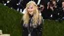 Penyanyi Madonna berpose saat tiba menghadiri ajang Met Gala 2016 di Metropolitan Museum of Art, New York, Senin (2/5). Bertemakan 'Manus x Machina: Fashion In An Age of Technology', Madonna tampil dengan busana transparan. (AFP/Larry Busacca)