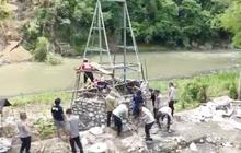 VIDEO: Perintah Prabowo, Brimob Sigap Gelantungan Bangun Jembatan Gantung di Soppeng