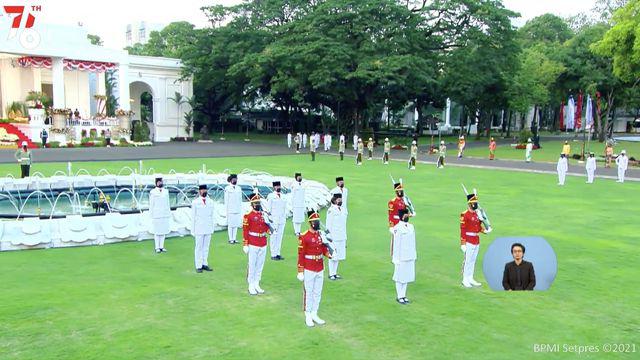 Upacara penurunan bendera Merah Putih dilaksanakan di halaman Istana Merdeka Jakarta Pusat hari Selasa (17/8).  'Tim Indonesia Tumbuh' Paskibraka bertugas dalam upacara ini.